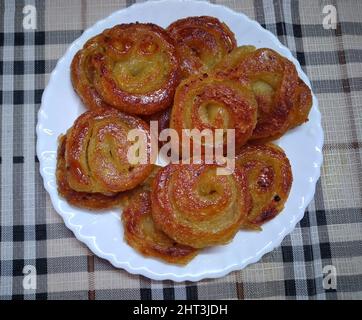 Piatto di patate dolci chiamato Jalebior Ranga Aloo'r Jilapi Foto Stock