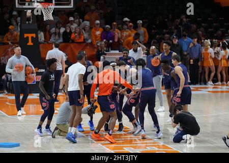 26 febbraio 2022: I giocatori di Auburn Tigers ballano al campo centrale prima della partita di pallacanestro NCAA tra i volontari dell'Università del Tennessee e i Auburn Tigers alla Thompson Boling Arena di Knoxville TN Tim Gangloff/CSM Foto Stock