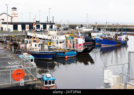 Barche da pesca ormeggiate nel porto di Girvan, Ayrshire, sul Firth of Clyde Coast, Scozia, Regno Unito Foto Stock