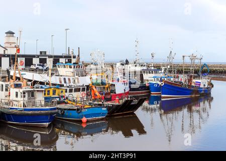 Barche da pesca ormeggiate nel porto di Girvan, Ayrshire, sul Firth of Clyde Coast, Scozia, Regno Unito Foto Stock