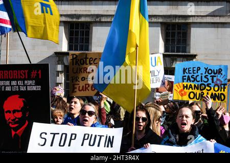 Londra, Regno Unito. 26th Feb 2022. I manifestanti hanno visto tenere bandiere e cartelli ucraini esprimendo la loro opinione a Downing Street, Londra, Regno Unito, in seguito all'invasione dell'Ucraina da parte della Russia durante la manifestazione. Credit: SOPA Images Limited/Alamy Live News Foto Stock