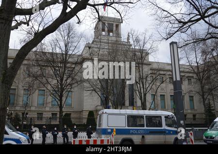 Invasione dell'Ucraina da parte della Russia - dimostrazione davanti all'Ambasciata russa a Berlino, Germania - 26 febbraio 2022. Foto Stock