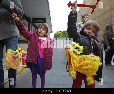 Londra, Gran Bretagna. 26th Feb 2022. I bambini mostrano souvenir di leoni dance dopo la proiezione dell'animazione cinese "Io sono quello che sono" a Londra, in Gran Bretagna, il 26 febbraio 2022. Spiegando da una breve introduzione alla danza del leone, una danza popolare cinese secolare perlopiù eseguita per celebrare il nuovo anno lunare, il film 'Io sono quello che sono' segue un adolescente underdog a Guangdong, Cina meridionale, come si unisce con due amici per perseguire un sogno contro tutte le probabilità -- diventare il miglior interprete di danza leone. Credit: Li Ying/Xinhua/Alamy Live News Foto Stock