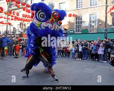 Londra, Gran Bretagna. 26th Feb 2022. Gli artisti eseguono una tradizionale danza cinese del leone dopo la proiezione dell'animazione cinese "Io sono quello che sono" a Londra, in Gran Bretagna, il 26 febbraio 2022. Spiegando da una breve introduzione alla danza del leone, una danza popolare cinese secolare perlopiù eseguita per celebrare il nuovo anno lunare, il film 'Io sono quello che sono' segue un adolescente underdog a Guangdong, Cina meridionale, come si unisce con due amici per perseguire un sogno contro tutte le probabilità -- diventare il miglior interprete di danza leone. Credit: Li Ying/Xinhua/Alamy Live News Foto Stock