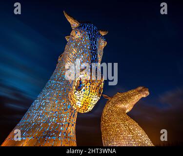 Come parte della manifestazione globale di solidarietà per il popolo ucraino, i Kelpies sono stati illuminati di blu e giallo. Foto Stock