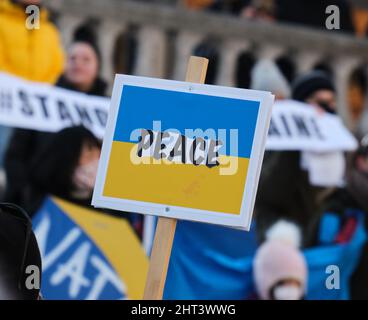 Halifax, Nuova Scozia, Canada. Febbraio 26th, 2022. La parola 'Pace' sulla bandiera Ucraina come una folla si riunì di fronte al municipio per protestare contro la guerra in Ucraina . Foto Stock