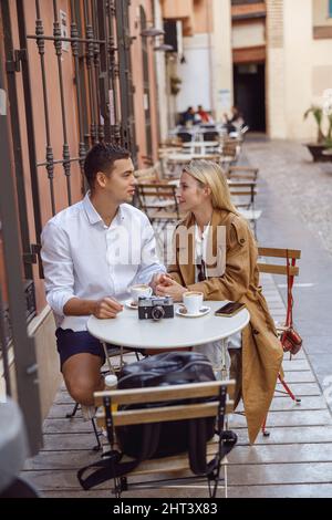 La coppia era adorabile, si era seduti al tavolo sulla strada vicino al caffè e parlava Foto Stock