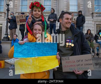 Londra, Inghilterra, Regno Unito 26 febbraio 2022 migliaia di persone si riuniscono fuori da Downing Street in solidarietà con l’Ucraina per protestare contro l’invasione del paese da parte della Russia. Uomini, donne, bambini di tutte le nazionalità si trovano accanto agli ucraini e ai russi che si oppongono alla guerra del presidente Vladimir Putins. Foto Stock