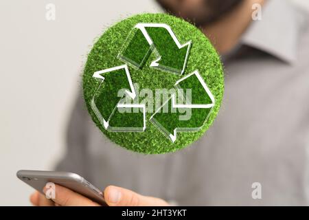 Persona che presenta una proiezione virtuale del simbolo di riciclaggio Foto Stock