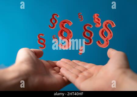 Persona che presenta la proiezione virtuale del segno di paragrafo Foto Stock