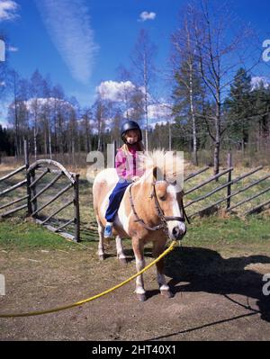 Bambino a cavallo islandese Foto Stock