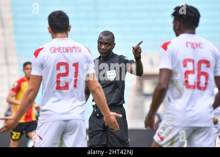 Tunisi, Tunisia. 26th Feb 2022. L'arbitro Bakary Gassama visto durante la partita di calcio CAF Champions League 2021- 22 tra Esperance sportiva Tunisia e …toile Sportive du Sahel a Rades. (Punteggio finale: Esperance sportive 0:0 …toile Sportive du Sahel) Credit: SOPA Images Limited/Alamy Live News Foto Stock