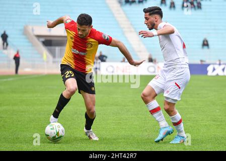 Tunisi, Tunisia. 26th Feb 2022. Zied Machmoum e Zineddine Boutmene sono visti durante la partita di calcio CAF Champions League 2021- 22 tra Esperance sportiva Tunisia e …toile Sportive du Sahel a Rades. (Punteggio finale: Esperance sportive 0:0 …toile Sportive du Sahel) Credit: SOPA Images Limited/Alamy Live News Foto Stock