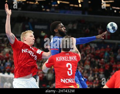 Dika Mem di Francia e Magnus Saugstrup, Niclas Kirkelokke di Danimarca durante la partita di pallamano EHF Men's Euro 2022, Placement Match 3/4 tra Francia e Danimarca il 30 gennaio 2022 presso la Budapest Multifunctional Arena di Budapest, Ungheria - Photo Laurent Lairys / DPPI Foto Stock