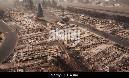 Seguito del fuoco selvatico Aerial View of the Almeda Wildfire in Southern Oregon Talent Phoenix Northern California. Il fuoco distrugge il sostentamento di molte persone Foto Stock