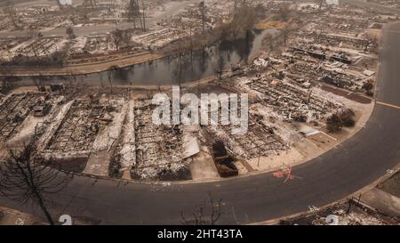 Strada che attraversa un parco mobile rovinato da una tragedia di incendi selvaggi nel sud dell'oregon usa Foto Stock