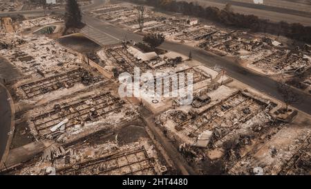 Strada che attraversa un parco mobile rovinato da una tragedia di incendi selvaggi nel sud dell'oregon usa Foto Stock