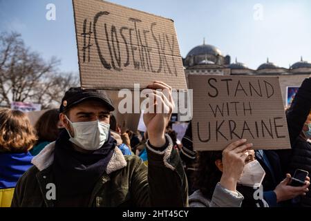 Istanbul, Turchia. 26th Feb 2022. Una coppia tiene in mano i segnali che dicono '#Close theSky' e 'Stand with Ukraine' durante una protesta anti-guerra contro l'invasione russa dell'Ucraina in piazza Beyazit vicino all'Università di Istanbul a Istanbul, Turchia. Il terzo giorno del conflitto, centinaia di persone si sono riunite per protestare contro la guerra. (Foto di Nicholas Muller/SOPA Images/Sipa USA) Credit: Sipa USA/Alamy Live News Foto Stock