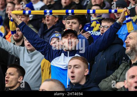 Leeds, Regno Unito. 26th Feb 2022. Gli appassionati di Leeds cantano e scarsi a Leeds, Regno Unito, il 2/26/2022. (Foto di Mark Cosgrove/News Images/Sipa USA) Credit: Sipa USA/Alamy Live News Foto Stock