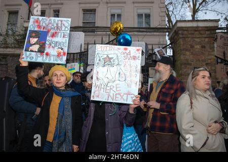 Londra, Inghilterra, Regno Unito 26 febbraio 2022 centinaia di persone si riuniscono fuori dall’Ambasciata russa in solidarietà con l’Ucraina per protestare contro l’invasione del paese da parte della Russia. I manifestanti scrivono messaggi sul muro dell'ambasciata e lasciano segni attaccati alle porte e alle ringhiere Foto Stock