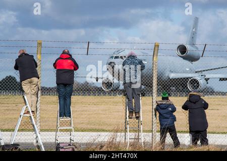 Gli appassionati di volo al Mildehall Air Field scattano foto di McDonnell Douglas KC-10 Extender taxi-ing Foto Stock