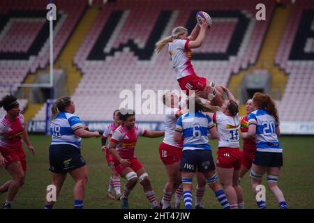 Darlington, Inghilterra, 26 febbraio 2022. Rosie Galligan cattura la palla per Harlequins Women contro DMP Durham Sharks in una partita Premier 15s alla Darlington Arena. Credito: Colin Edwards Foto Stock