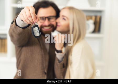 la coppia europea millenaria è riuscita a ottenere un prestito e ha acquistato la loro prima auto . Foto di alta qualità Foto Stock