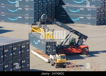 Everett, WA, USA - 25 febbraio 2022; i contenitori di spedizione con marchio Amazon prime sono impilati al porto di Everett con l'attrezzatura Linde Foto Stock