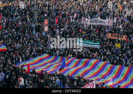 Rally per dimostrare contro l'invasione militare russa dell'Ucraina il 26 febbraio 2022 in Piazza Duomo a Milano, Italia. Questa mattina la Russia ha lanciato un'invasione su vasta scala dell'Ucraina che ha attirato la condanna internazionale. Foto Stock