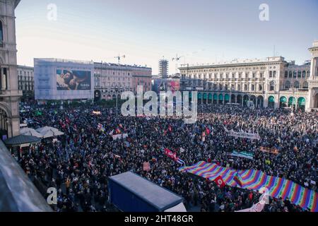 Rally per dimostrare contro l'invasione militare russa dell'Ucraina il 26 febbraio 2022 in Piazza Duomo a Milano, Italia. Questa mattina la Russia ha lanciato un'invasione su vasta scala dell'Ucraina che ha attirato la condanna internazionale. Foto Stock