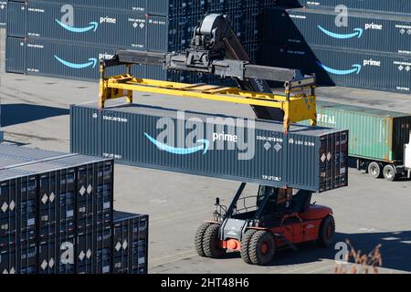 Everett, WA, USA - 25 febbraio 2022; il container di spedizione intermodale Amazon prime viene impilato da una macchina Linde nel porto di Everett Foto Stock