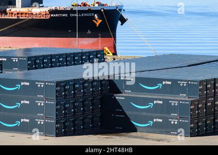 Everett, WA, USA - 25 febbraio 2022; container intermodali Amazon prime impilati al porto di Everett con portarinfuse Maritime sfiden Foto Stock