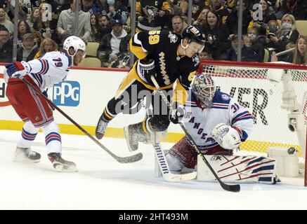 Pittsburgh, Stati Uniti. 26th Feb 2022. Pittsburgh Penguins ala sinistra Jake Guentzel (59) salta sul bastone del difensore dei New York Rangers K'Andre Miller (79) come New York Rangers goaltender Igor Shesterkin (31) devia il colpo lontano dal traguardo nel terzo periodo della vittoria dei 1-0 pinguini alla PPG Arena di Pittsburgh su Paints Sabato 26 febbraio 2022. Foto di Archie Carpenter/UPI Credit: UPI/Alamy Live News Foto Stock