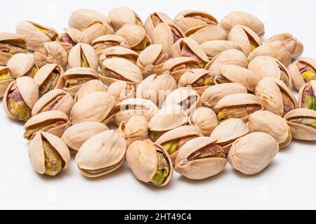 Pistacchio Nut su bianco - immagine macro, profondità di campo profonda. Foto Stock