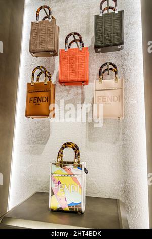 Bal Harbour Florida Bal Harbour Shops lussuoso centro commerciale shopping Fendi negozio di moda italiana borse donna mostra borse vendita Foto Stock