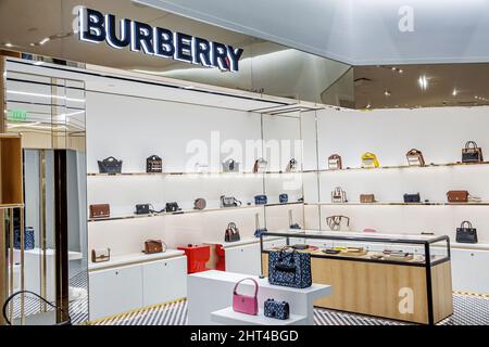 Bal Harbour Florida Bal Harbour Shops elegante centro commerciale di lusso firmato Saks Fifth Avenue grande magazzino vendita esposizione all'interno Burberry B Foto Stock