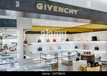 Bal Harbour Florida Bal Harbour Shops lussuoso centro commerciale di lusso firmato Saks Fifth Avenue grande magazzino vendita esposizione interno Givenchy w Foto Stock