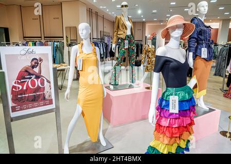 Bal Harbour Florida Bal Harbour Shops elegante centro commerciale di lusso firmato Saks Fifth Avenue grande magazzino vendita mostra interno carta regalo Foto Stock
