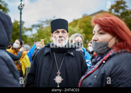 Palermo, Sicilia, Italia. 26th Feb 2022. La comunità Ucraina ha dimostrato a Palermo, contro la guerra in Ucraina. Vescovo ortodosso per la comunità Ucraina in Piazza Politeama. (Credit Image: © Victroria Herranz/ZUMA Press Wire) Foto Stock