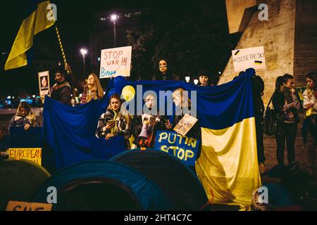 Barcellona, Spagna. 26th Feb 2022. I manifestanti pro-ucraini che detengono segni chiedono azioni per fermare la guerra, mentre le forze russe si chiudono su Kyiv Credit: Matthias Oesterle/Alamy Live News Foto Stock