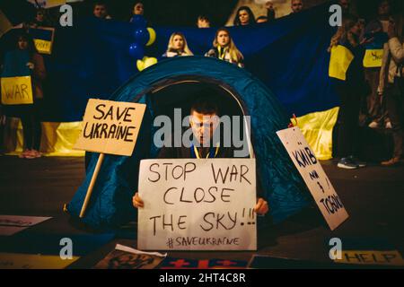 Barcellona, Spagna. 26th Feb 2022. I manifestanti pro-ucraini vogliono accamparsi a Piazza Catalogna di Barcellona per protestare contro la guerra, mentre le forze russe si chiudono su Kyiv Credit: Matthias Oesterle/Alamy Live News Foto Stock