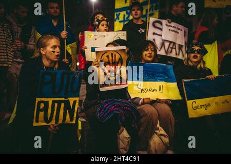 Barcellona, Spagna. 26th Feb 2022. I manifestanti pro-ucraini che detengono segni chiedono azioni per fermare la guerra, mentre le forze russe si chiudono su Kyiv Credit: Matthias Oesterle/Alamy Live News Foto Stock