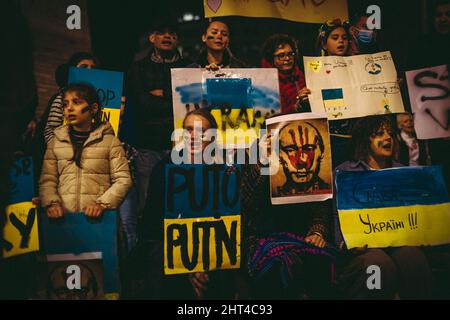 Barcellona, Spagna. 26th Feb 2022. I manifestanti pro-ucraini che detengono segni chiedono azioni per fermare la guerra, mentre le forze russe si chiudono su Kyiv Credit: Matthias Oesterle/Alamy Live News Foto Stock