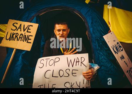 Barcellona, Spagna. 26th Feb 2022. I manifestanti pro-ucraini vogliono accamparsi a Piazza Catalogna di Barcellona per protestare contro la guerra, mentre le forze russe si chiudono su Kyiv Credit: Matthias Oesterle/Alamy Live News Foto Stock