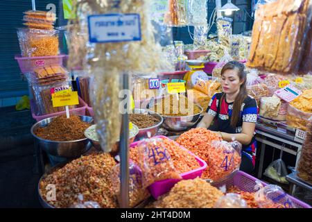 Scena urbana dal mercato coperto di Chai chat a Hua Hin. Hua Hin è una delle destinazioni di viaggio più popolari in Thailandia. Foto Stock