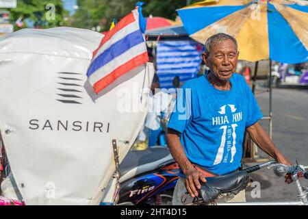 Risciò driver a Hua Hin. Si tratta di un vecchio villaggio di pescatori che divenne una delle destinazioni di viaggio più popolari in Thailandia. Foto Stock