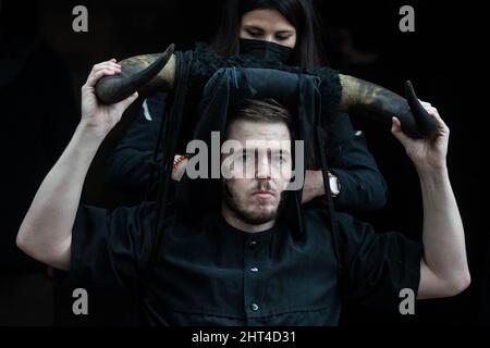 Luzon, Spagna. 26th Feb 2022. Un uomo che porta corna toro si prepara a rappresentare un diavolo durante un tradizionale festival di carnevale. Ogni anno, il piccolo villaggio di Luzon, a Guadalajara, ospita un festival di carnevale chiamato 'Diablos y Mascaritas' (Devils e maschere). Il carnevale si ritiene che risalga all'epoca celtica, anche se il primo riferimento scritto che documenta il Carnevale di Luzon risale al 14th secolo. Credit: Marcos del Maio/Alamy Live News Foto Stock