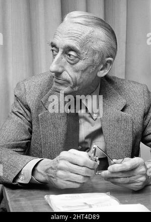 Jacques-Yves Cousteau (1910-1997), esploratore subacqueo e pioniere francese, all'Aia, nell'Olanda meridionale, il 30 marzo 1972. Foto Stock