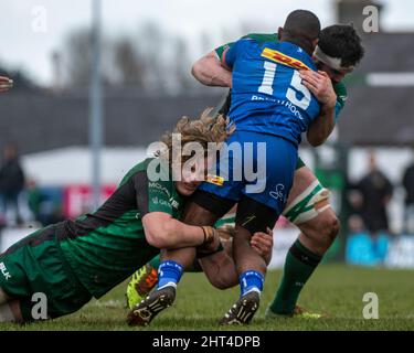 Galway, Irlanda. 26th Feb 2022. Sergeal Petersen di Stormers affrontato da Cian Prendergast di Connacht e Paul Boyle di Connacht durante la partita United Rugby Championship Round 10 tra Connacht Rugby e DHL Stormers allo Sportsground di Galway, Irlanda il 26 febbraio 2022 (Foto di Andrew SURMA/ Credit: Sipa USA/Alamy Live News Foto Stock
