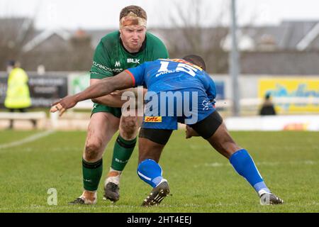 Galway, Irlanda. 26th Feb 2022. Shane Delahunt di Connacht affrontato da Sergeal Petersen di Stormers durante la partita United Rugby Championship Round 10 tra Connacht Rugby e DHL Stormers allo Sportsground di Galway, Irlanda il 26 febbraio 2022 (Foto di Andrew SURMA/ Credit: Sipa USA/Alamy Live News Foto Stock